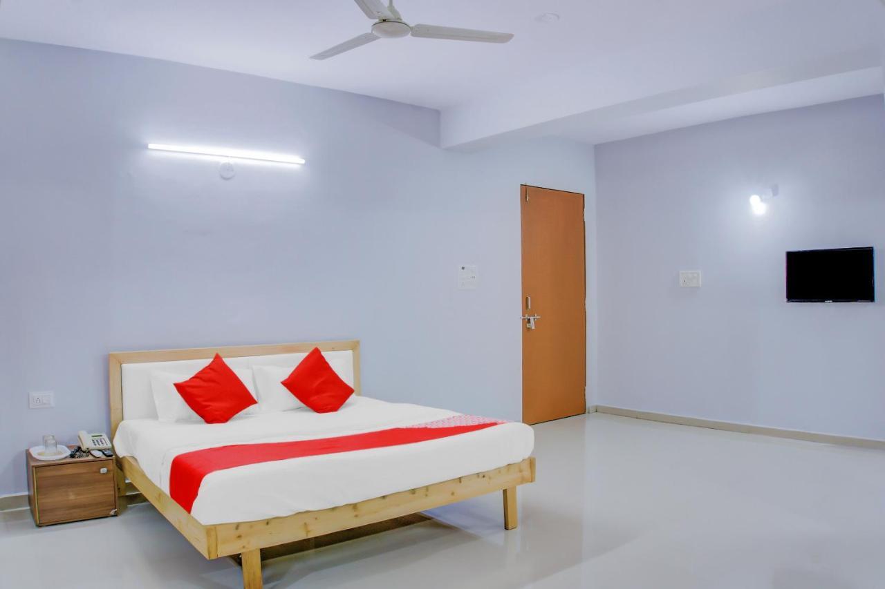 Oyo 75173 Hotel Regency Surat Exterior photo