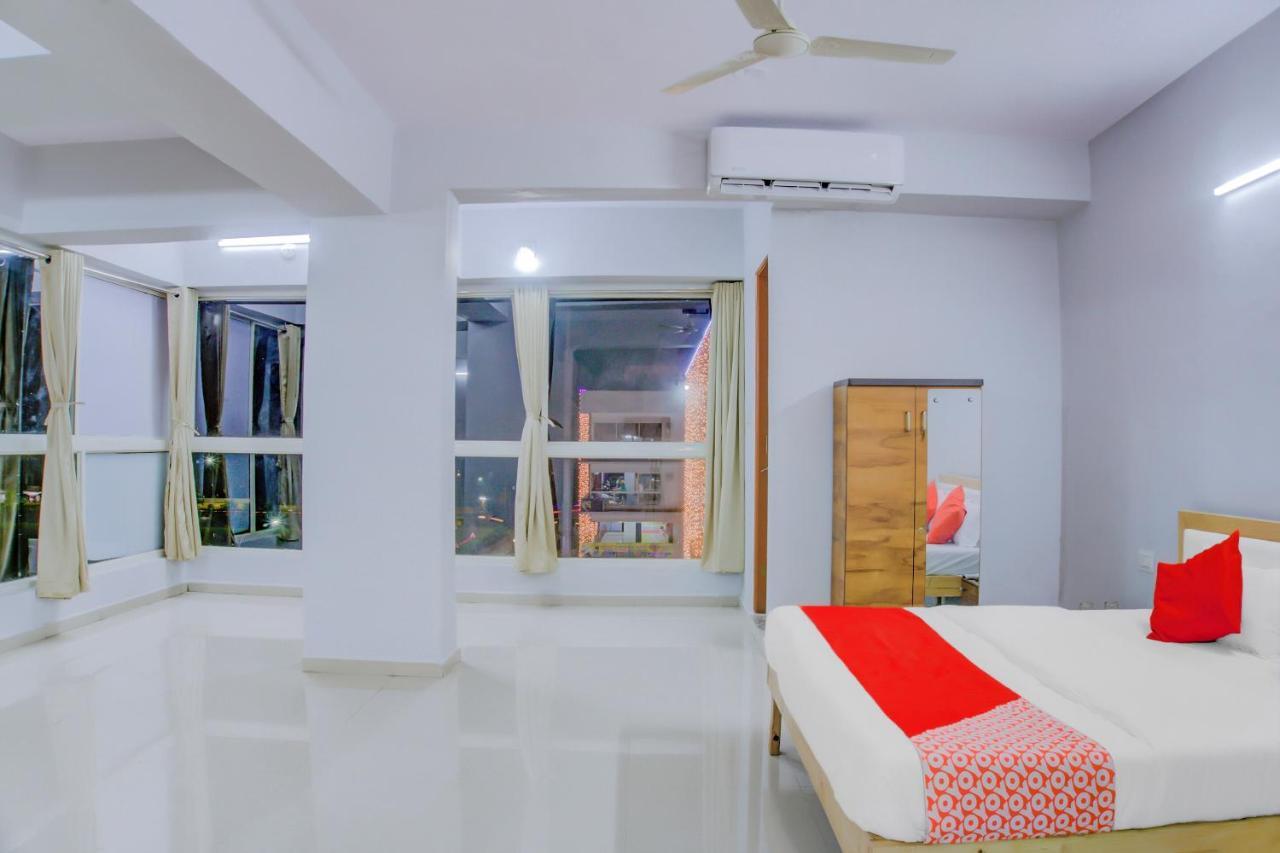 Oyo 75173 Hotel Regency Surat Exterior photo