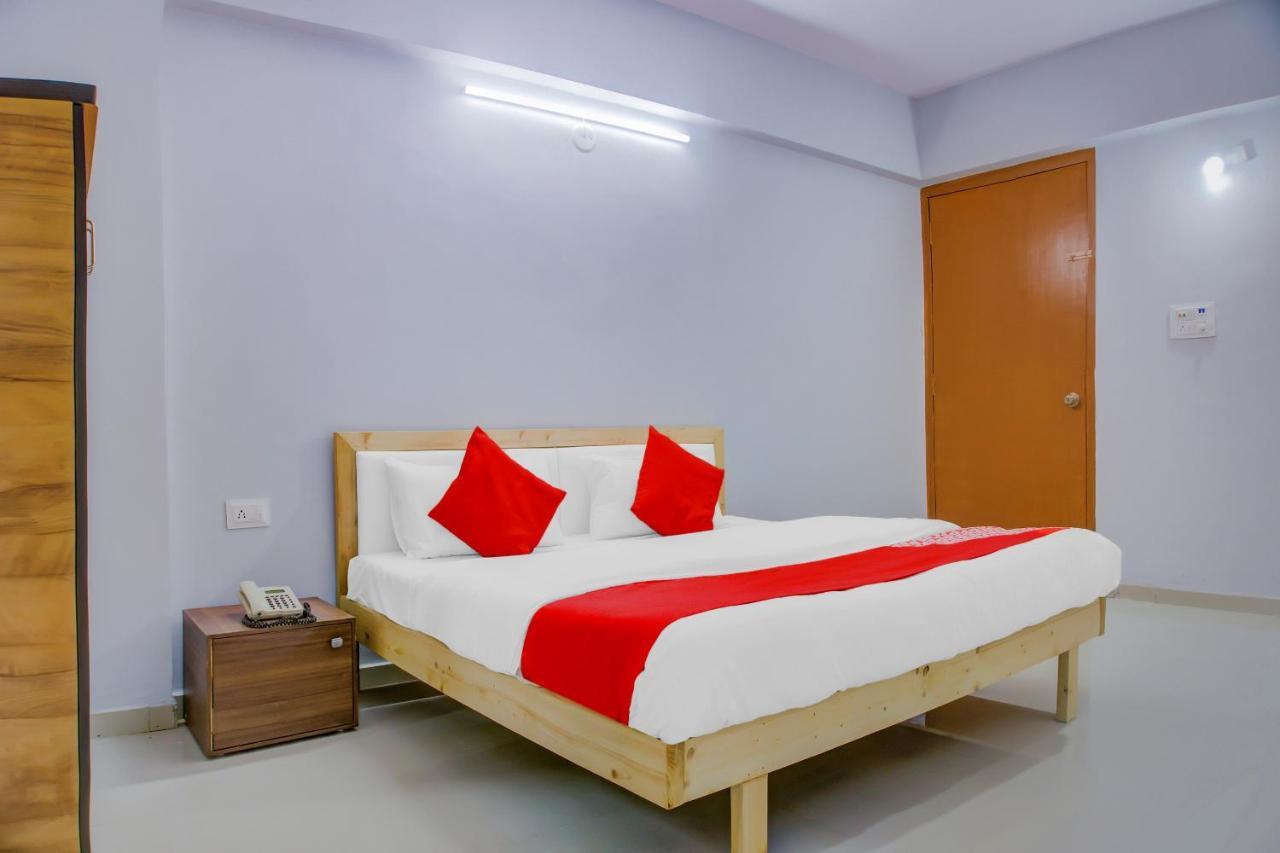 Oyo 75173 Hotel Regency Surat Exterior photo