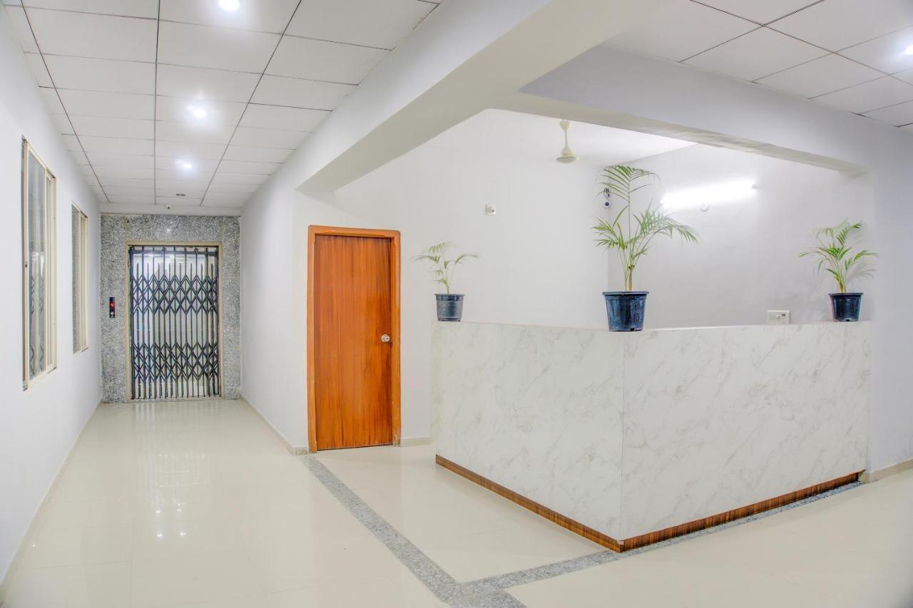 Oyo 75173 Hotel Regency Surat Exterior photo